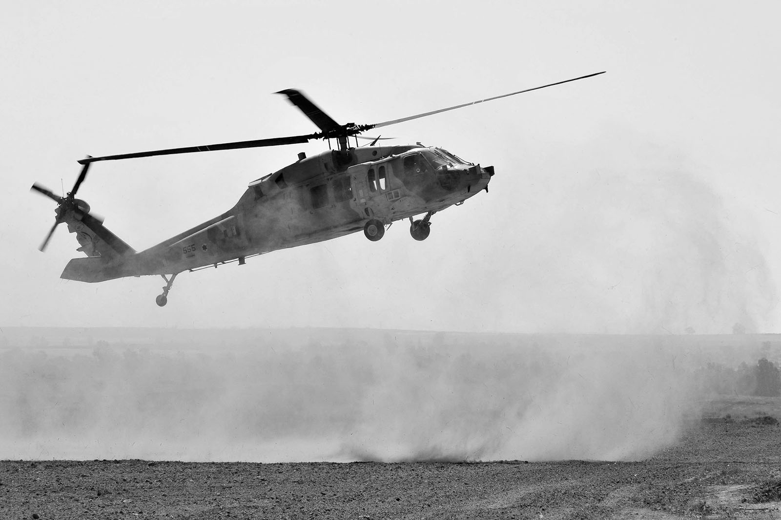 Un elicopter militar decolând.
