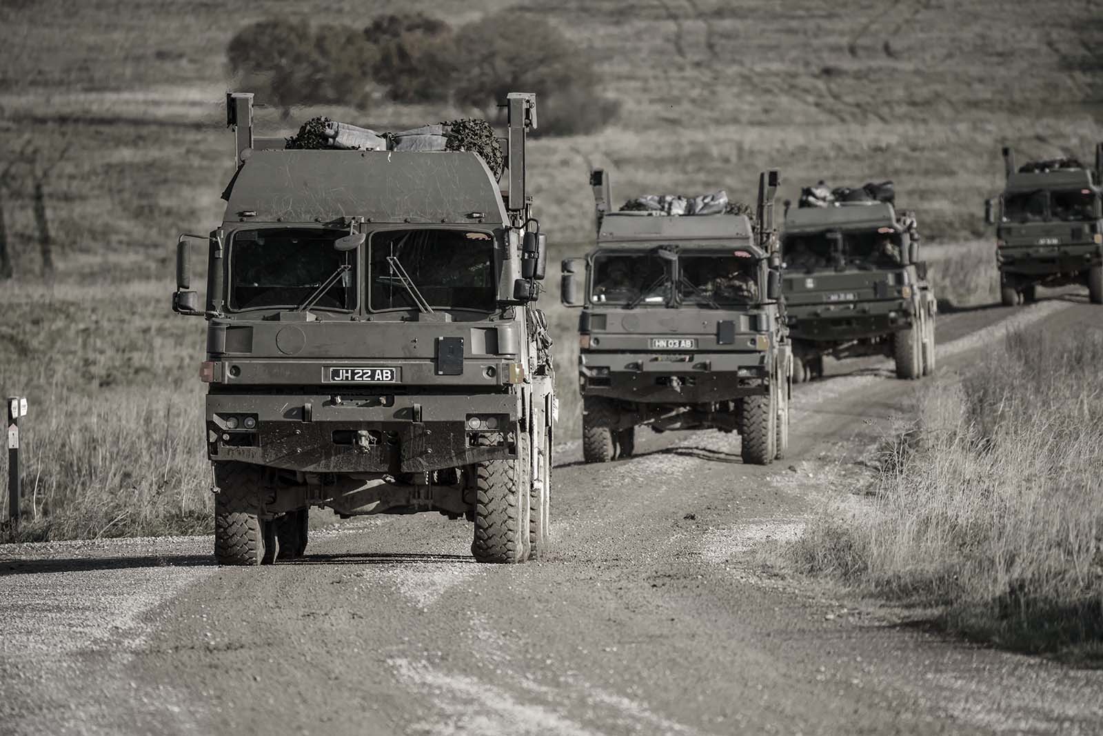 Un convoi de vehicule militare
