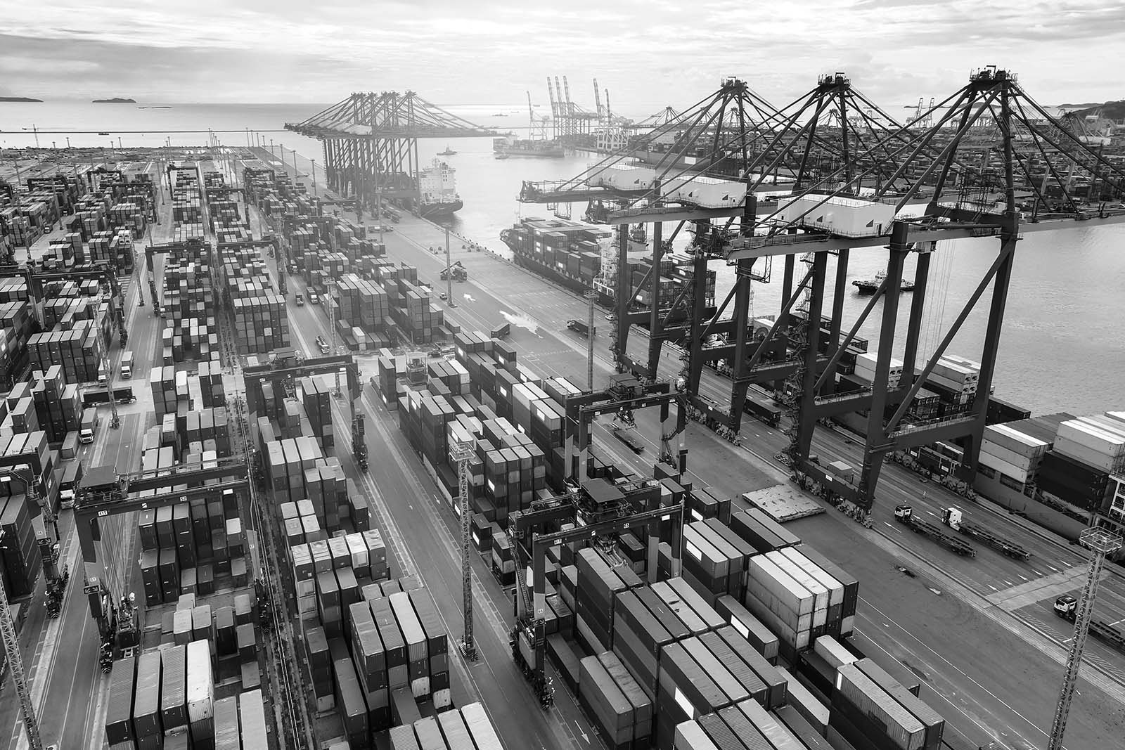 Un hub global de transport cu containere maritime.