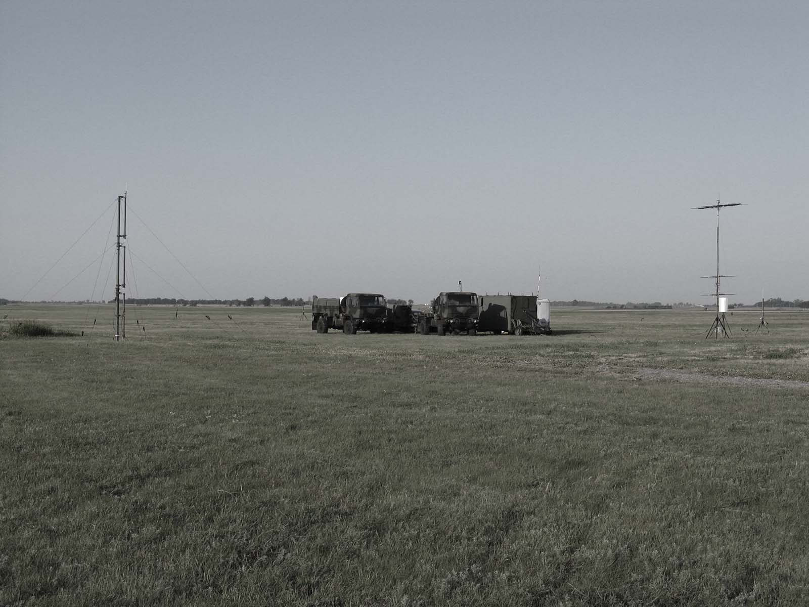 Un sistem TTLS instalat într-o locație nedezvăluită, cu vehicule ale Forțelor Aeriene ale SUA în apropiere.